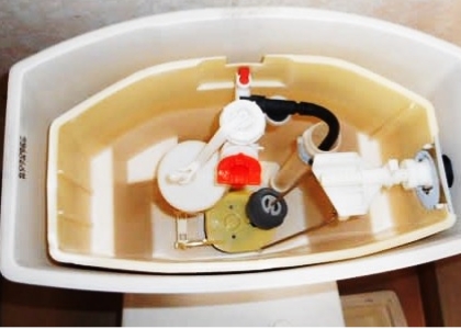 トイレタンク内のプラスチック類